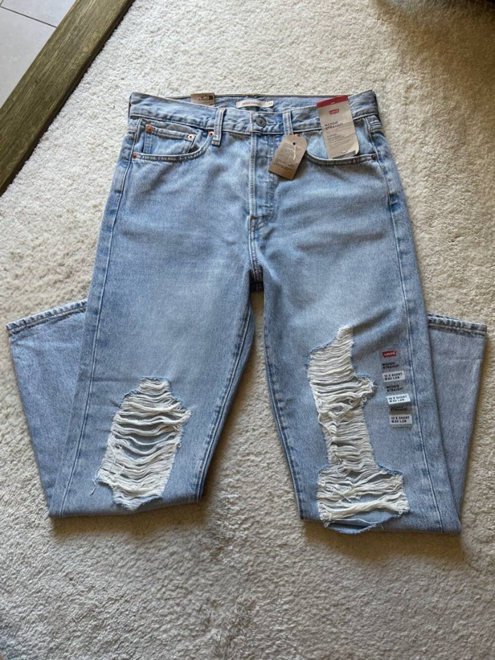 NWT Levi's Wedgie Straight Distressed Women Jeans High Rise Size 30/28